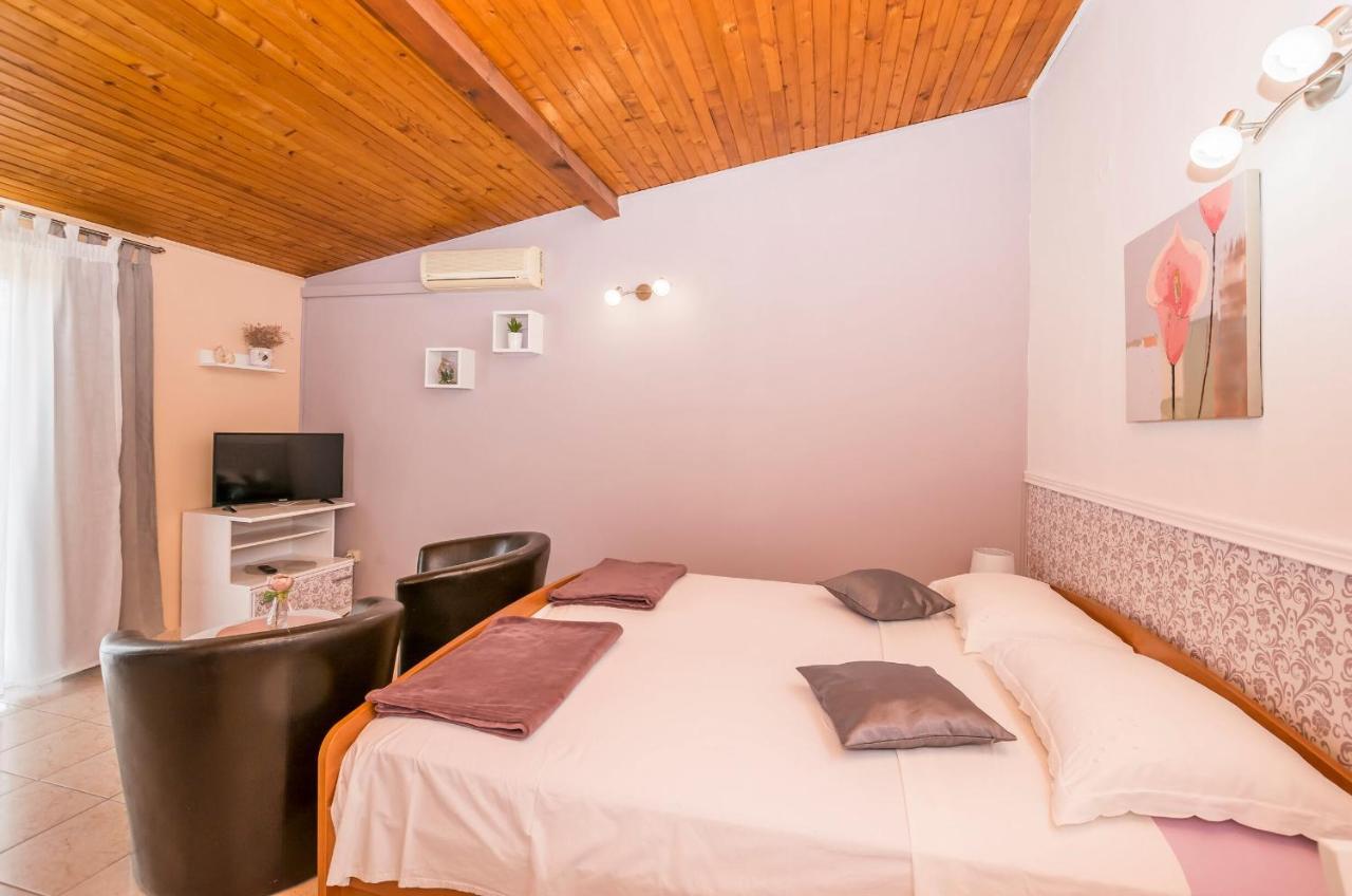 Apartments And Room Zinka Vodice Kültér fotó